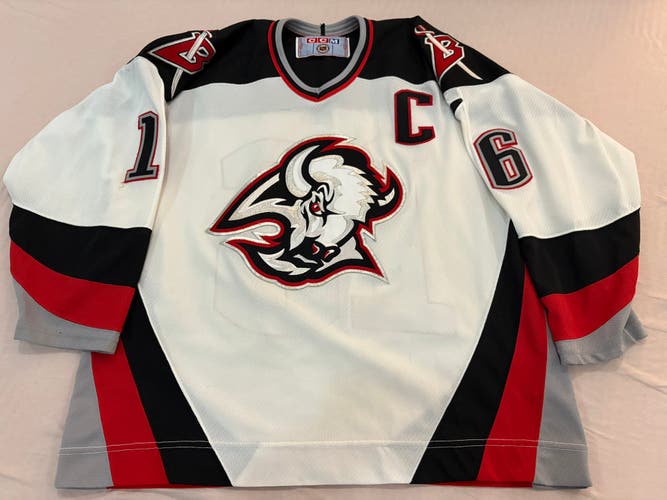 CCM NHL VINTAGE BUFFALO SABRES captain  #16  Pat LaFontaine JERSEY-L