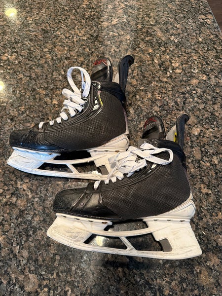 Bauer Vapor Hyperlite 2 Hockey Skates with shot blockers Size 6.5 Fit 2(Used)