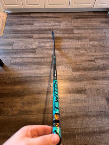 Senior Bauer Twitch Right Handed Hockey Stick P28 77 Flex (New)