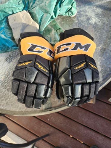 Sarnia Sting Gloves 14" CCM Game Socks (L)