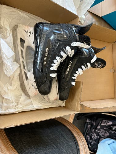 Black Bauer Supreme Mach Hockey Skates Size 4 (Used)