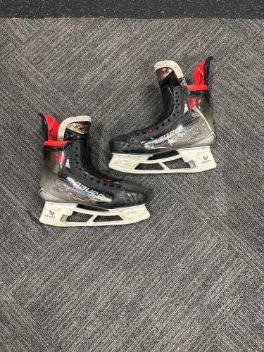 2023 Bauer Vapor X5 Pro Hockey Skates Regular Width 9 (Used)