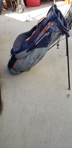 VERY NICE SUN MOUNTAIN MISSOULA MONTANA 4 WAY STAND GOLF BAG GRAY & BLACK AZ326