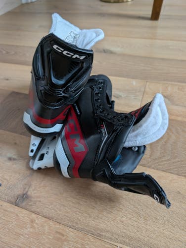 CCM JetSpeed FT680 Hockey Skates Extra Wide Width Size 5.5 (Used)