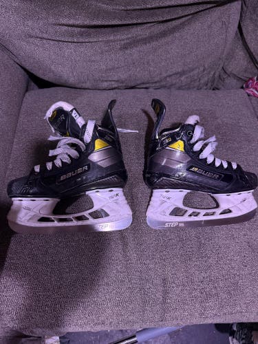 Used Junior Bauer Supreme 3S Pro Hockey Skates Size 1.5—brand new step steel