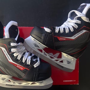 CCM JetSpeed 250 Hockey Skates Regular Width Youth 11 (New)
