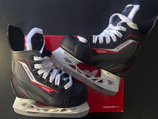 CCM JetSpeed 250 Hockey Skates Regular Width Youth 12 (New)