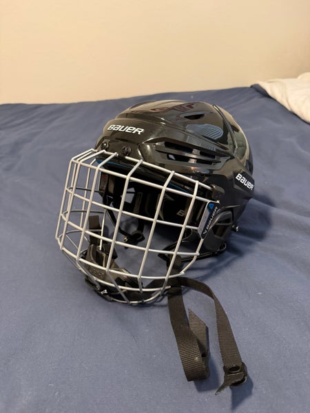 Large Bauer Re-Akt 55 Helmet (Lightly Used)