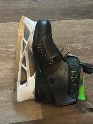 2022 Bauer Konekt Hockey Goalie Skates Regular Width Pro Stock 7.5 (Used)