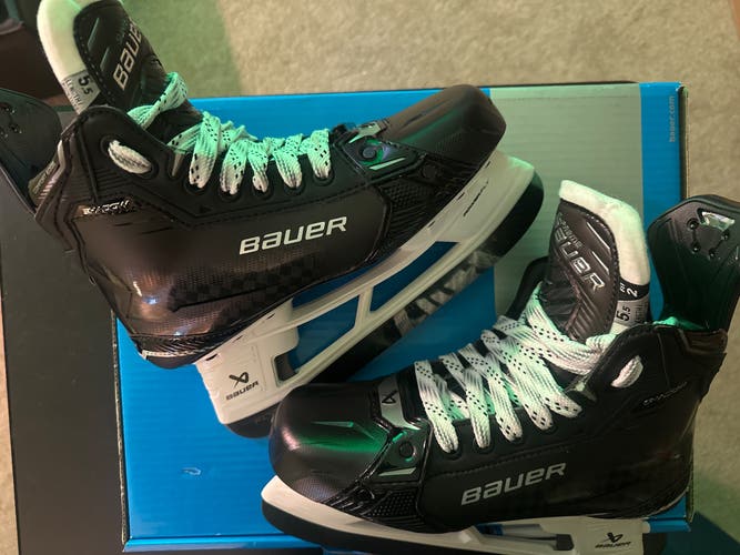 New Intermediate Bauer 5.5 fit-2 Supreme Shadow Hockey Skates