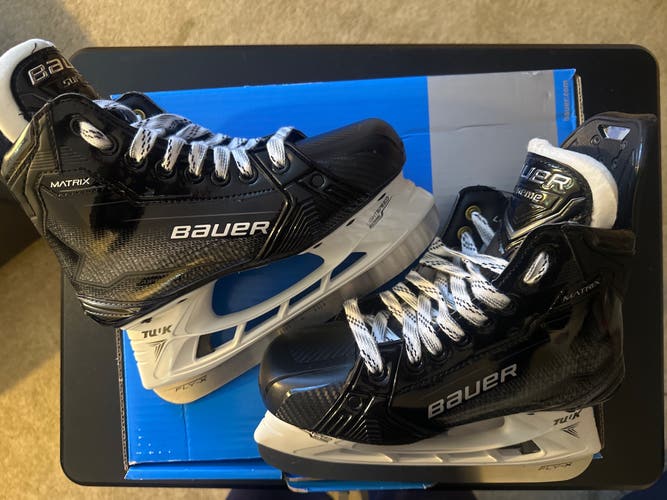 New Intermediate Bauer  Size 4.5 Fit-3 Supreme Matrix Hockey Skates