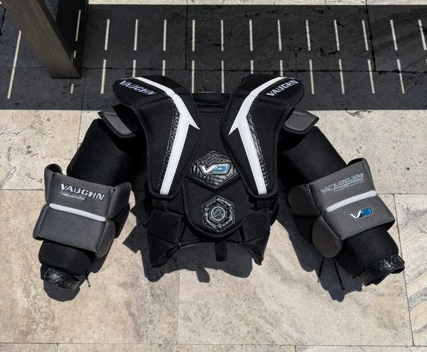 Large Vaughn V9 Pro Carbon Goalie Chest Protector (Used)