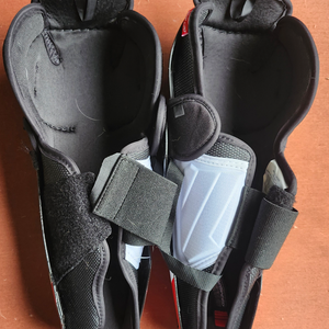 Junior CCM JetSpeed FT475 12" Shin Pads (Used)
