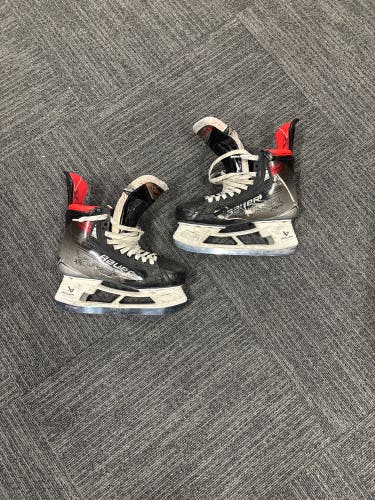 2023 Bauer Vapor X5 Pro Hockey Skates Regular Width 9 (Used)
