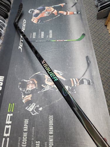 P28 | 77 Flex NEW! Senior Bauer Vapor Flylite Right Handed Hockey Stick Pro Stock (New)