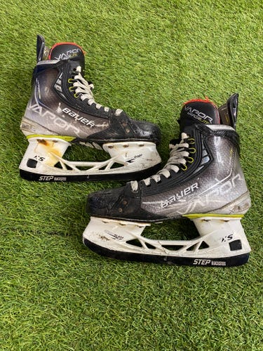 Intermediate Bauer Vapor Hyperlite Hockey Skates | Size 4.5 Fit 1