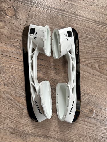 Brand New CCM SB XS 271 Holders with Black Step Steel blades