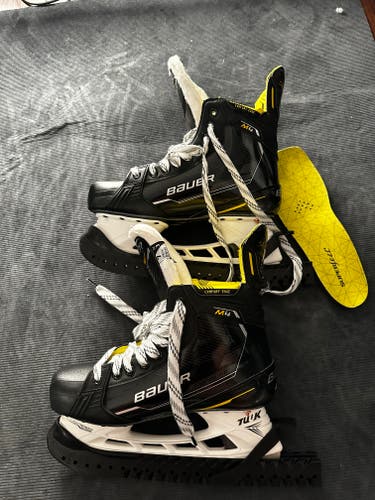 Bauer Supreme M4 Hockey Skates Wide Width 7 (Like New) with free skate guards and Superfeet insoles
