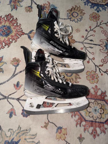 2023 Bauer Vapor Hyperlite 2 Hockey Skates 8 (Used)