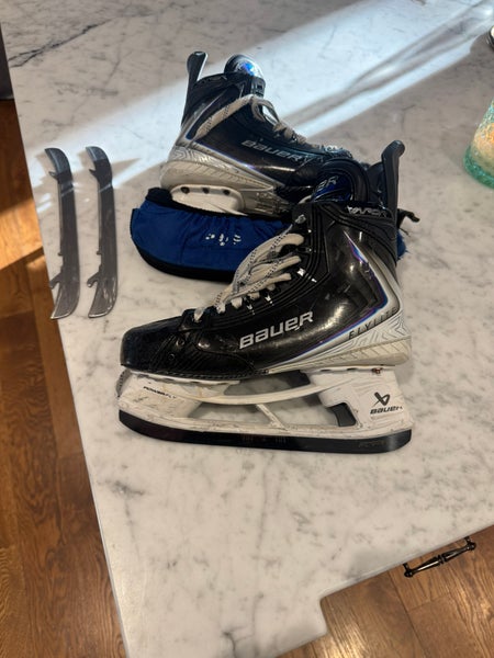 Blue 2025 Bauer Vapor Flylite Hockey Skates Regular Width 7.5 (Used) with extra blades