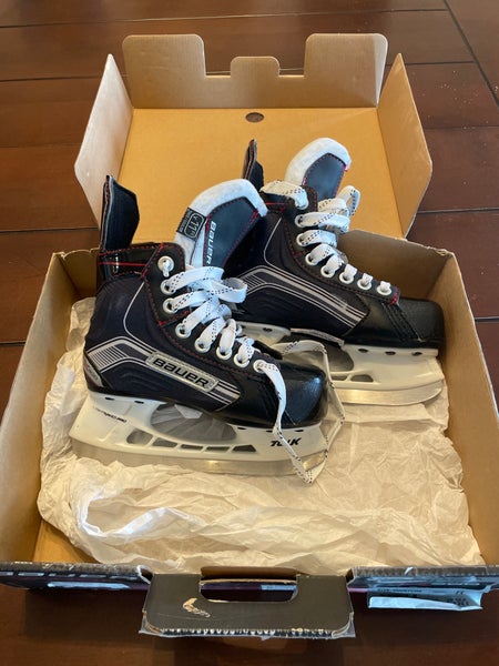 2015 Bauer Vapor X300 Hockey Skates Regular Width Youth size 11 (Used)