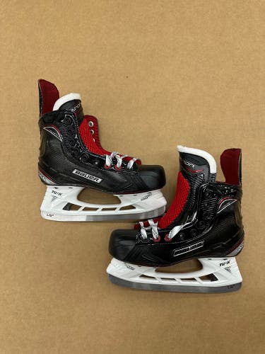 Intermediate Bauer Vapor XVelocity Hockey Skates Regular Width Size 4.5 (New)