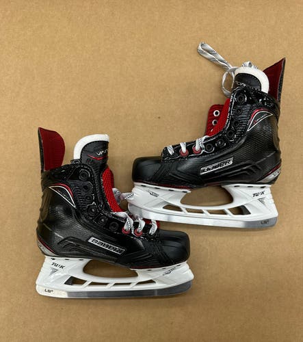 Intermediate Bauer Vapor XVelocity Hockey Skates Regular Width Size 5 (New)
