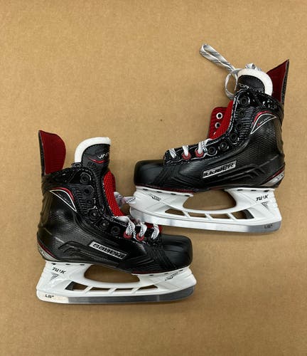 Intermediate Bauer Vapor XVelocity Hockey Skates Regular Width Size 5 (New)