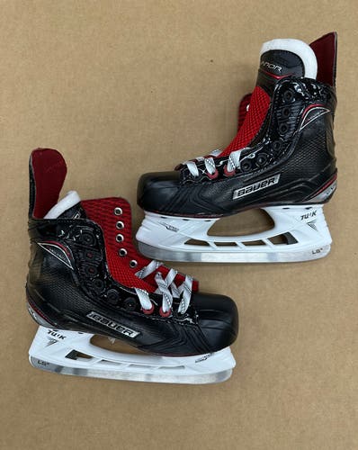 Junior Bauer Vapor XVelocity Hockey Skates Regular Width Size 3.5 (New)