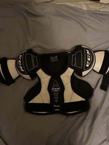 Medium Junior CCM Tacks 1052 Shoulder Pads (Used)
