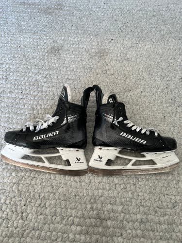 Black 2023 Bauer Vapor Hyperlite 2 Hockey Skates Regular Width 8 (Used)