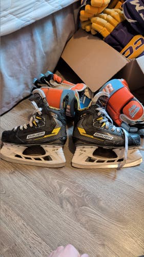 Bauer Supreme M4 Hockey Skates Regular Width Size 2.5 (Used)