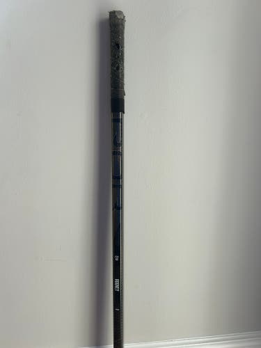 Intermediate Bauer Vapor Hyperlite 2 Right Handed Hockey Stick P28 65 Flex (Used)