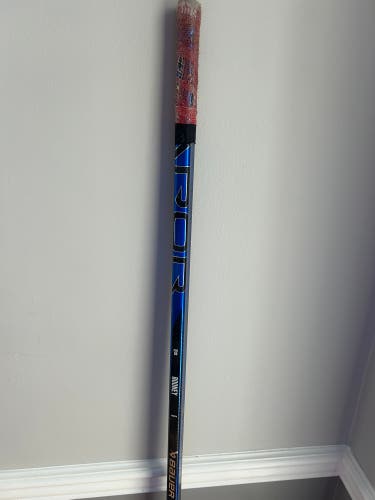 Intermediate Bauer Vapor Hyperlite 2 Right Handed Hockey Stick P28 65 Flex (Used)