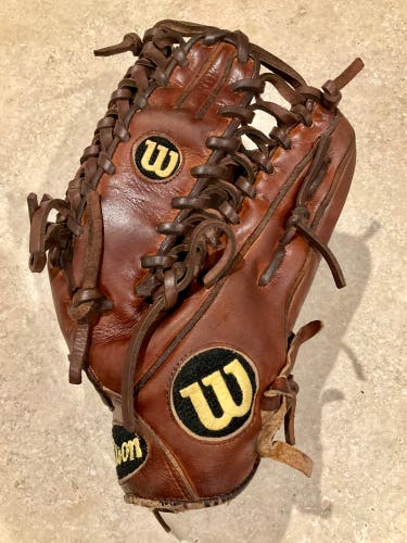 Wilson A2000 OT6 RHT Outfield Baseball Glove 12.75" (Used)