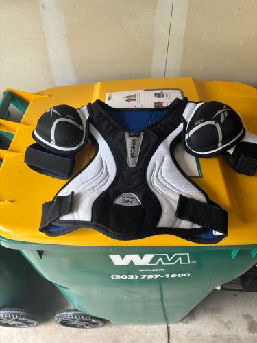 Men's Small / Medium Junior Reebok 3K Shoulder Pads (Used)