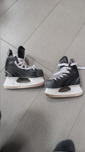 Winnwell GX-2 Hockey Skates Size 4 (New)