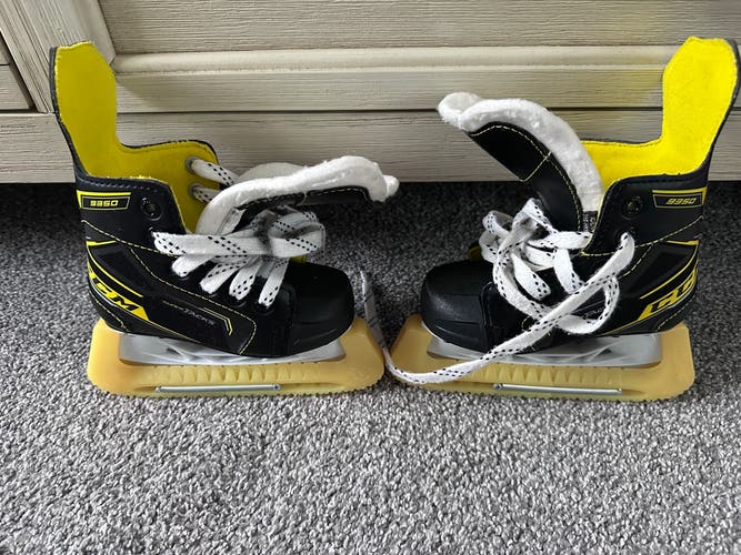 Black 2020 CCM Super Tacks 9350 Hockey Skates Regular Width 7 (Used)