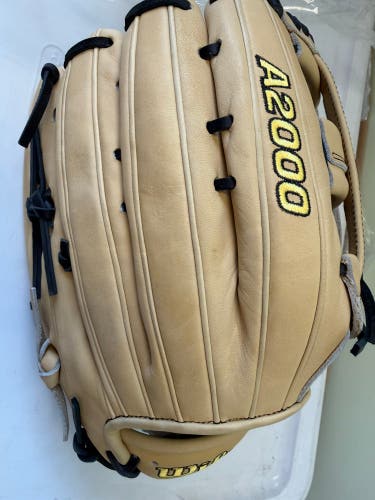 NEW 2”26 Wilson A2000 1777RH Outfield Baseball Glove 12.75" (New)