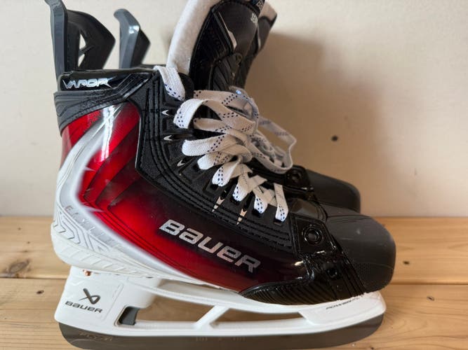 Red 2025 Bauer Vapor Flylite Hockey Skates Regular Width 5.5 (New)