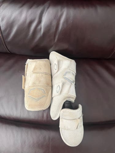 Medium/Large EvoShield Batter Leg and Elbow Guard also Batting Helmet (Used)
