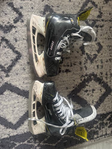 Black 2022 Bauer Supreme M4 Hockey Skates Wide Width Size 6 (Used)