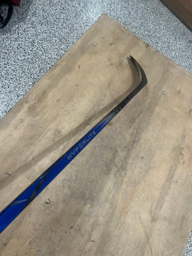 NEW Custom Blue Bauer Vapor Hyperlite 2 Right Handed Hockey Stick P28 70 Flex Pro Stock (New)