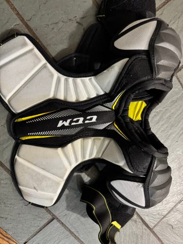 Small Junior CCM Tacks Classic Pro Shoulder Pads (Used)