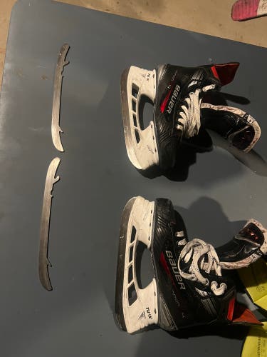 2023 Bauer Vapor X4 Hockey Skates Regular Width Size 4 (Used)