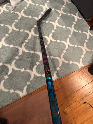 Senior CCM Vizion Right Handed Hockey Stick P28 65 Flex (New)