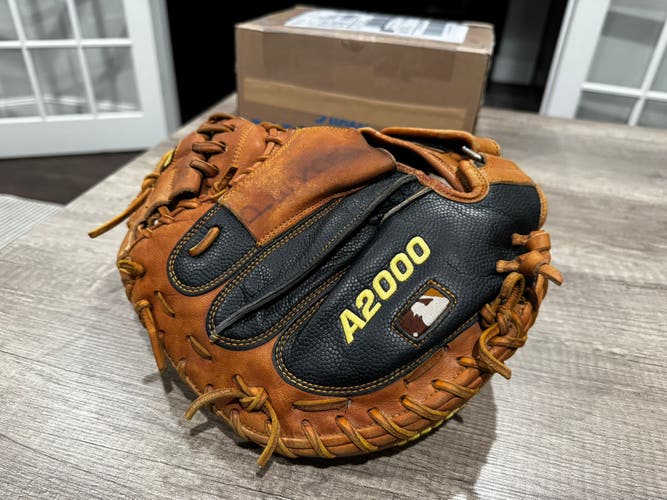 Wilson A2000 RH Catcher's Baseball Glove 33.5" (Used)