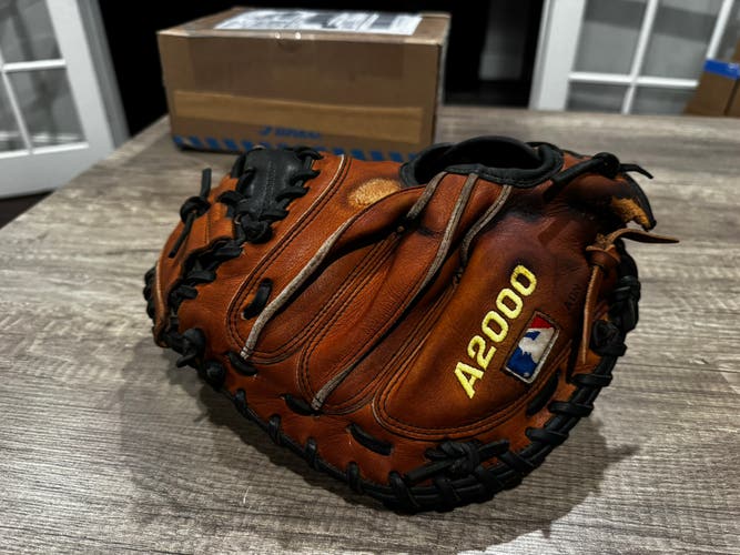 Wilson A2000 2403 RH Catcher's Baseball Glove 32.5" (Used)