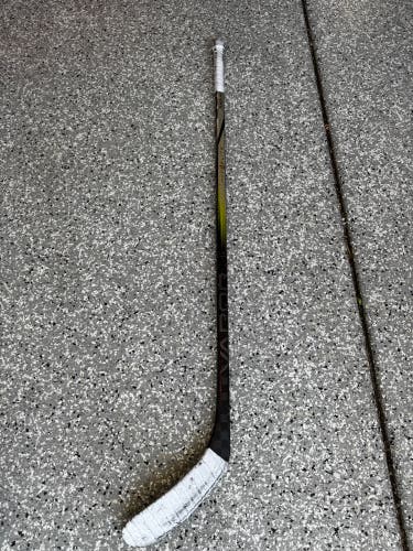 Youth Bauer Vapor Hyperlite 2 Left Hand Hockey Stick 30 Flex (Used)
