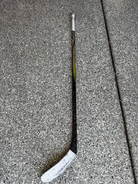 Youth Bauer Vapor Hyperlite 2 Left Hand Hockey Stick 30 Flex (Used)